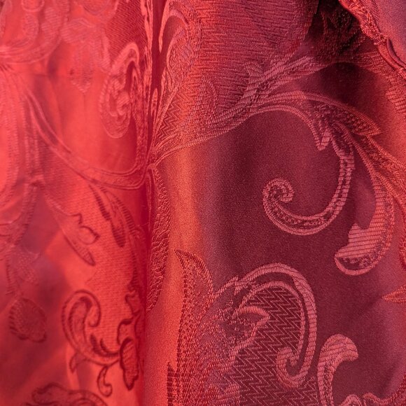 Round Red Scroll Leaf Flower Patterned Tablecloth - Picture 3 of 5